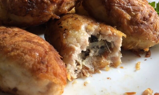 Курячі котлети з грибами та сиром, кадр з відео