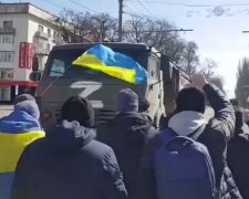 Конец путинским солдатам: украинцы голыми руками останавливают колонны врага. Видео
