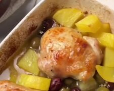 Куриные бедра в белом вине, кадр из видео