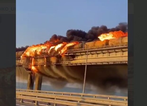 Пылает Крымский мост: появилось первое видео мощного  пожара. Дым виден за километры