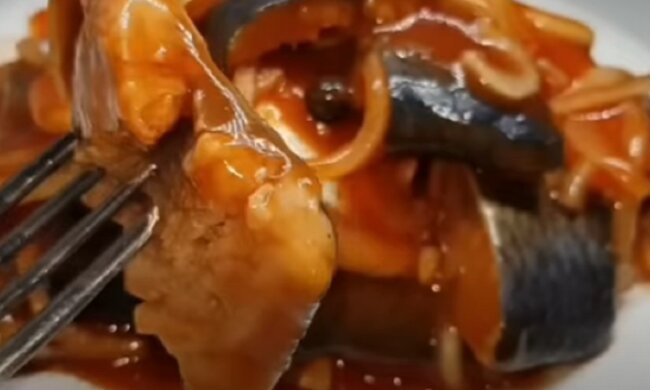 У таку оселедець ви точно закохаєтеся: рецепт оселедця, маринованого в томатному соусі з цибулею та родзинками