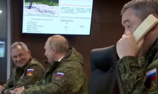 Вже ходить важко: Путін приїхав на перевірку армійських навчань. Шойгу був поруч. Відео