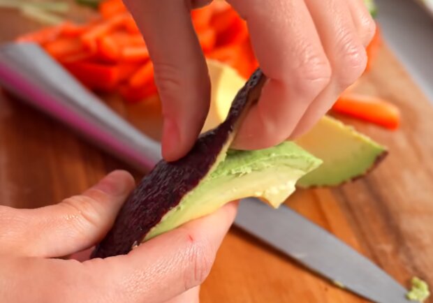 Салат с лососем, кадр из видео