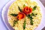 Быстро и очень необычно: рецепт сытного салата с сыром, яблоками и яйцами