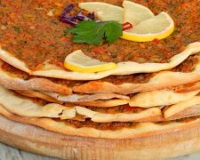 Ще крутіше, ніж біляші: турецький рецепт коржів з лаваша з фаршем, помідором та солодким перцем