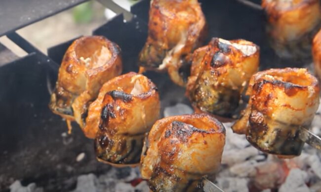 Шашлик зі скумбрії. Фото: YouTube