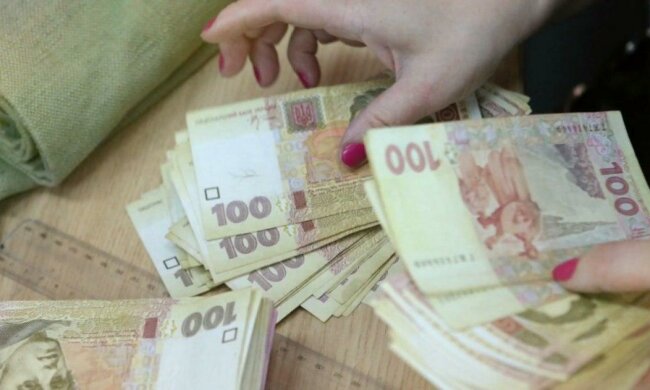 По 100 тысяч в одни руки: простых украинцев осчастливили новыми выплатами. Кто получит