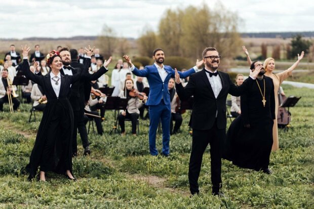 Мурашки по коже: украинские музыканты исполнили композицию к Пасхе на 12 языках мира
