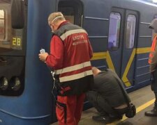 Люди заплющували очі: у Києві дівчина стрибнула на рейки в метро та пішла назустріч потягу. Фото