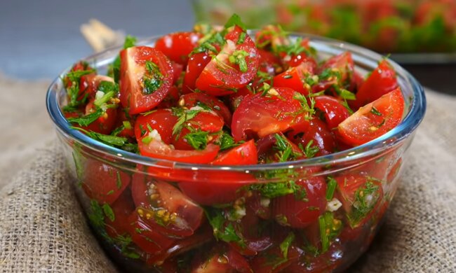 Рецепт аппетитных молодых помидоров в чесночном соусе с болгарским перцем. Фото: YouTube