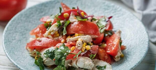 Салат з куркою, мацарелою та овочами