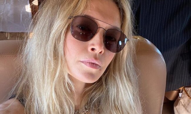 Странные шары в зоне бикини: нагая Вера Брежнева показала свою "мыльницу", распластавшись на полу