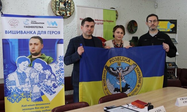 Дитячі молитви у кожному стібку: у Києві розпочали вишивати оберіг для Кирила Буданова