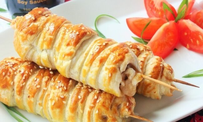 Курячі шашлички у листковому тісті, фото: youtube.com