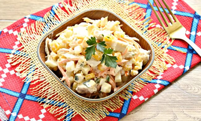 Салат с куриной грудкой и грибами. Фото: YouTube