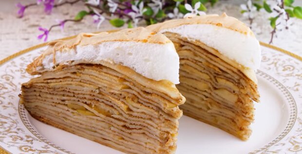 Рецепт незвичайного млинцевого пирога з куркою та сиром. Фото: YouTube