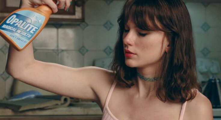 Тейлор Свіфт, кадр з кліпу на пісню "Opalite"