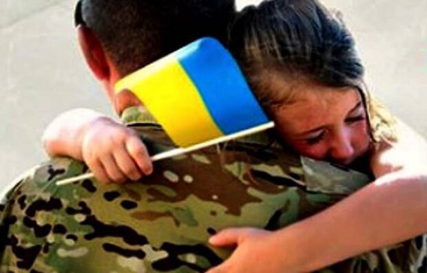 Просто до слез: в сети показали, как украинский защитник приехал домой к маме. Видео