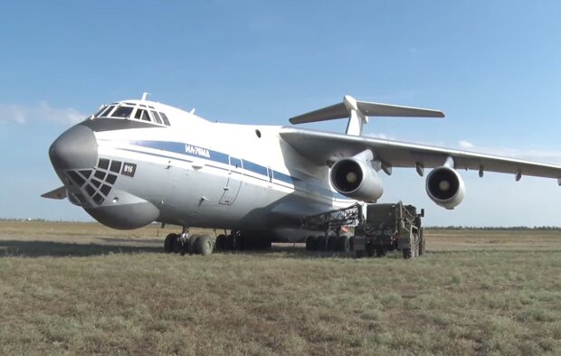 В России разбился военный самолет Ил-76: появилось первое видео падения этой махины