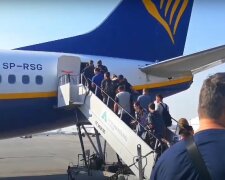 Люди молились: пилот на рейсе "Познань-Одесса" не пускал украинцев на борт и назвал себя королем