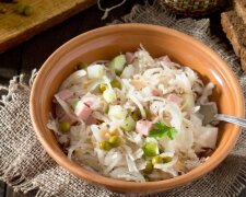 Идеально под чарочку: как приготовить салат из квашенной капусты, ветчины и яблок