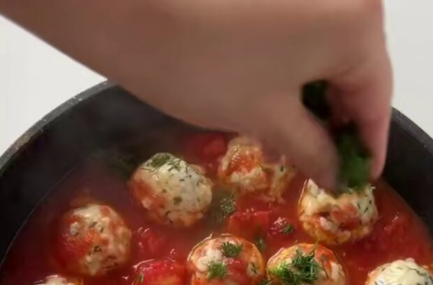 Тефтелі в томатному соусі, кадр з відео