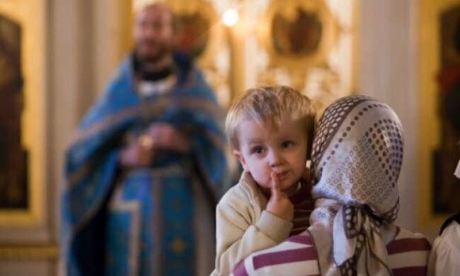 Священник УПЦ розповів, що робити, якщо дитина не може довго стояти у храмі