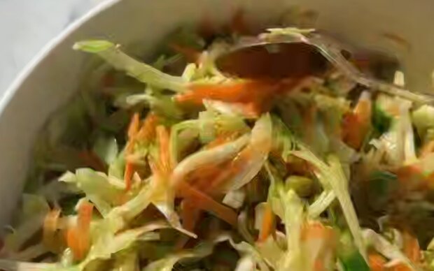 Салат с капустой, морковкой и горошком, кадр из видео