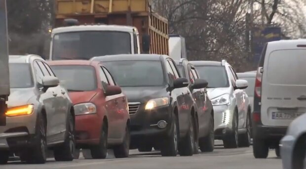 С сегодняшнего дня все изменится. Украинских водителей и пешеходов оповестили о новых ПДД