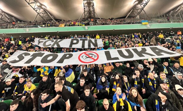 Вболівальники влаштували перформанс на матчі української збірної з плакатами проти путіна та лукашенка