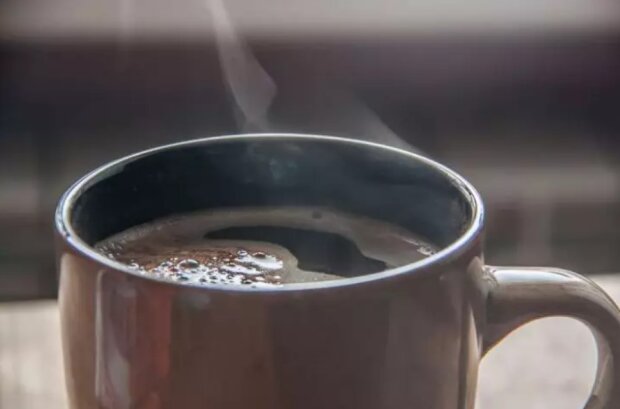 Поможет обычный кефир: как без проблем убрать с чашек чайный или кофейный налет
