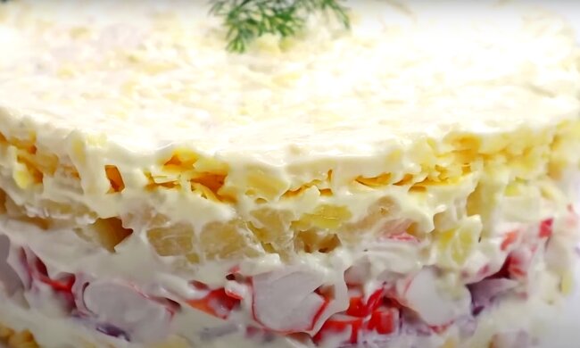 Крабовый салат с ананасами