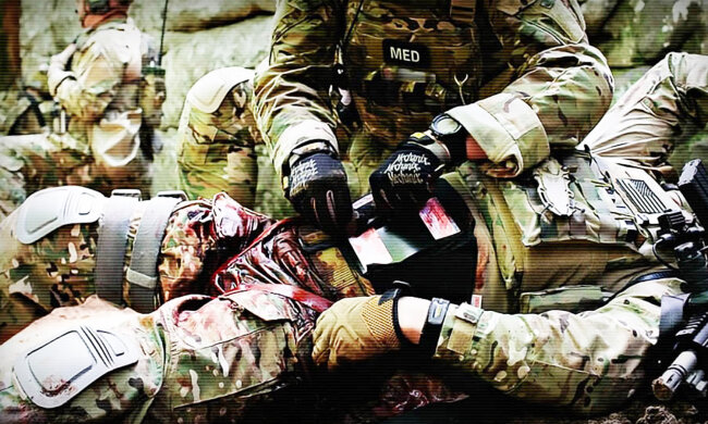 Оказание помощи после ранения на поле боя, фото: youtube.com