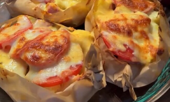 Картофельные "лодочки" с сардельками, сыром и помидорами: рецепт