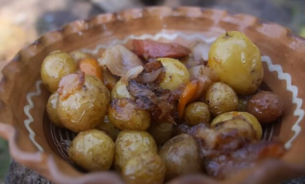 Схочеться добавки: як приготувати дуже дрібну картоплю в гусятниці. Рецепт