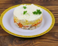 Он просто изумителен: рецепт слоеного мясного салата с сыром, морковью и черносливом