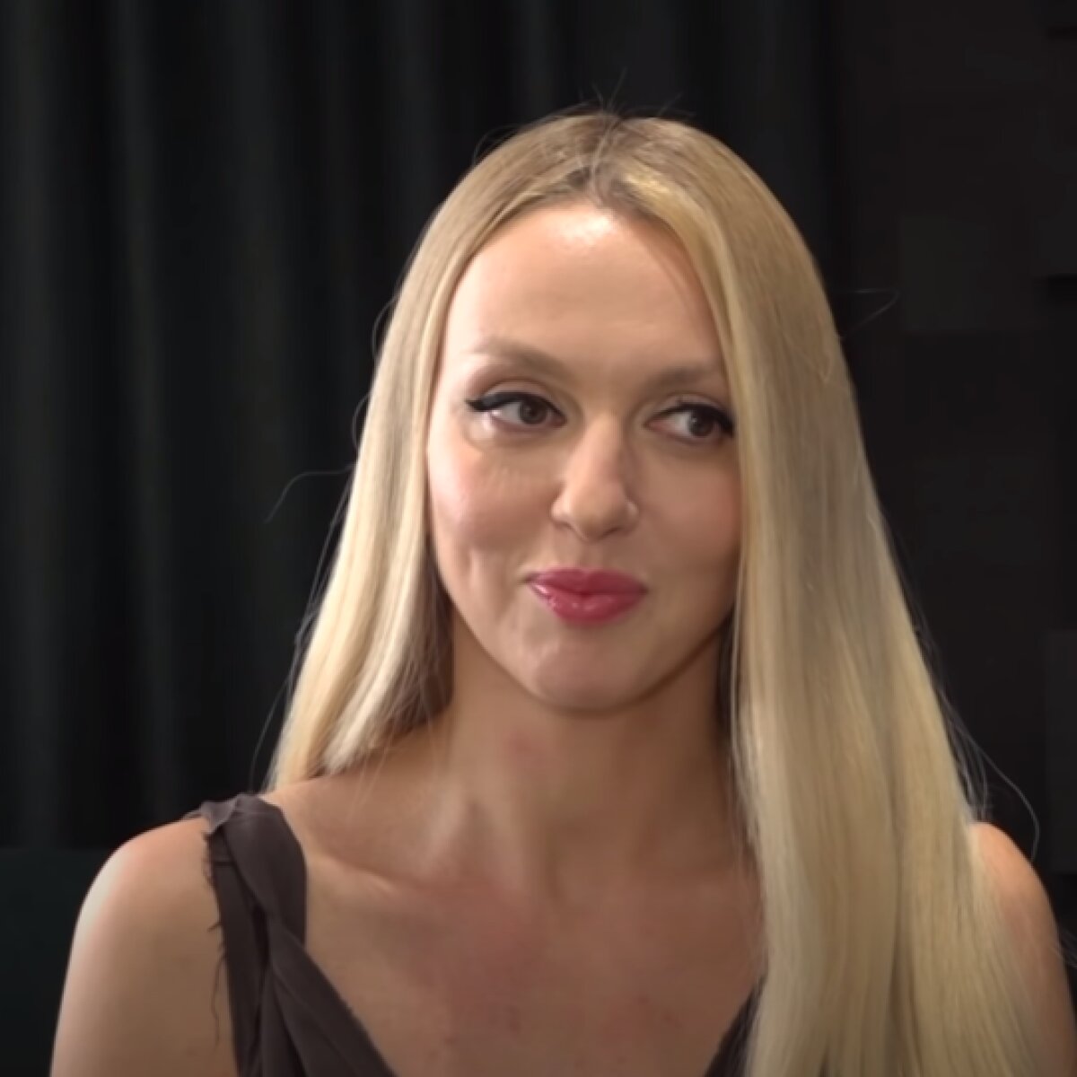 Жыныстық қатынастағы жетілген әйелдердің үйдегі фотосуреттері