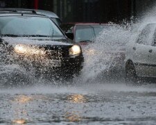 Підступна осінь: як керувати автомобілем під час дощу, щоб не вилетіти з дороги