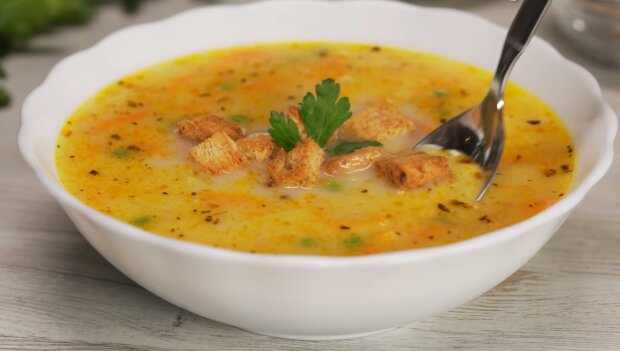 Сырний суп с сосисками. Фото: YouTube