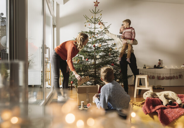 Когда нужно выносить из дома новогоднюю елку: что говорят приметы и традиции