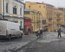 Гололед в Киеве. Скриншот с видео на Youtube