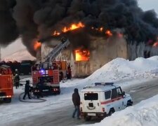 Пожарные ничего не могут сделать: в России мощнейший пожар на складе с грузовиками
