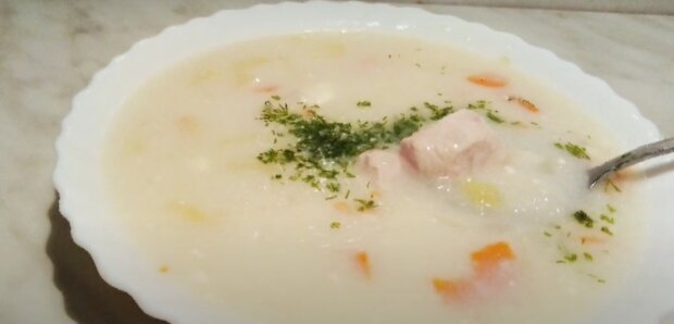 Его захочется кушать прямо из кастрюли: рецепт аппетитного куриного супа с плавлеными сырками