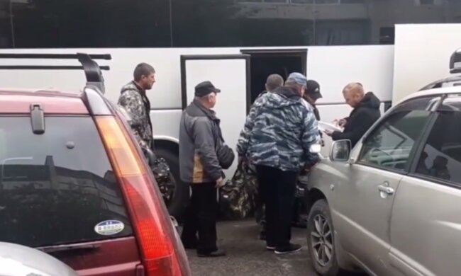Инсульты и расправы с военкоматчиками: как в России пакуют мобилизированных и отправляют в Украину. Видео
