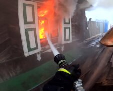 Люди підстрибували від вибухів: уночі у Києві спалахнув будинок. Відео НП
