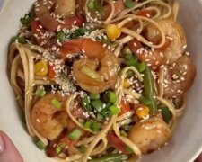 Лапша с овощами и креветками, кадр из видео