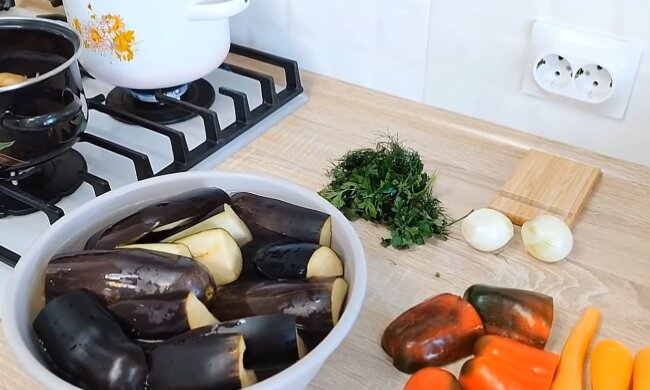 Їх називають "Тещині грибочки": рецепт солоних баклажанів із часником на зиму