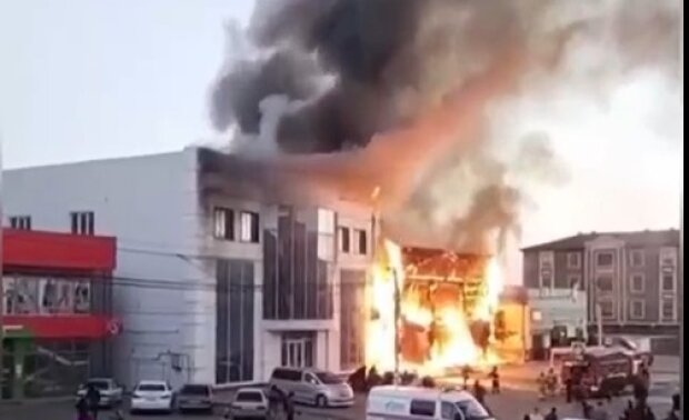 Найпотужніша пожежа в російському торговому центрі: рятувальники поки безсилі