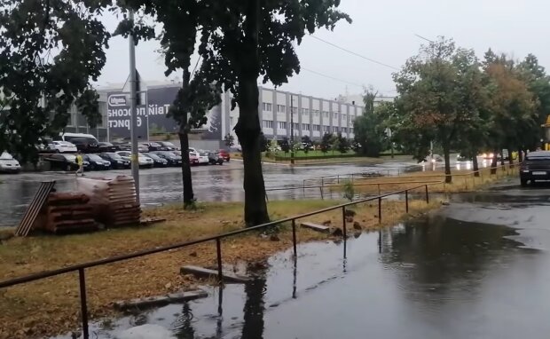 Исторический потоп в Киеве: столицу затопило, дороги уходят под землю. Фото и видео