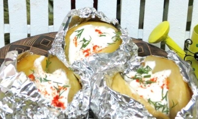 Такое будут расхватывать со стола в первую очередь: рецепт картошки, запеченной с луком и салом в фольге